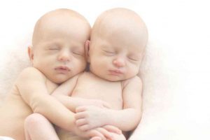 זוג תאומים ישנים