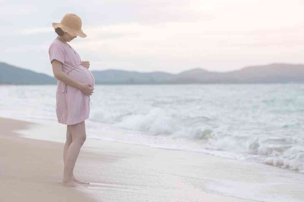בחורה בהריון בחופשה בים
