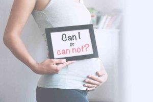 בחורה בהריון עם שלט מה מותר ומה אסור