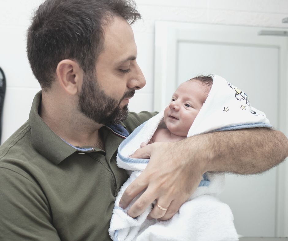 תינוק עטוף במגבת קפוצ'ון