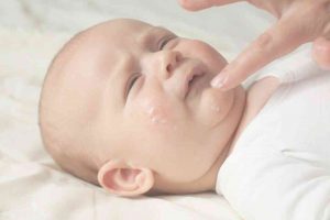 מריחת קרם על תינוקת עם אקזמה