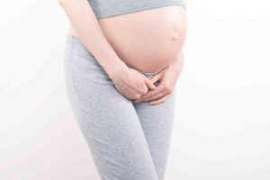 בחורה בהריון עם דלקת בשלפוחית השתן