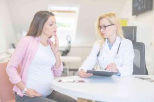 בחורה בהריון נמצאת בייעוץ אצל הרופאה