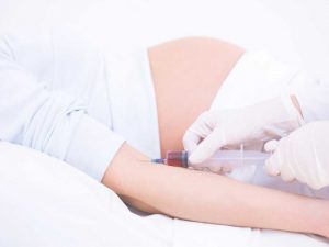 נטילת בדיקת ספירת דם מבחורה בהריון