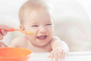 תינוק אוכל אוכל בריא