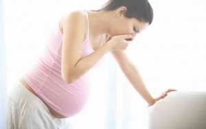 בחורה עם בחילות בהריון
