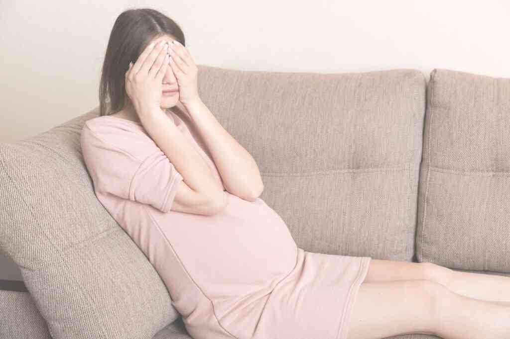 בחורה בהריון דואגת בגלל דימומים בזמן הריון