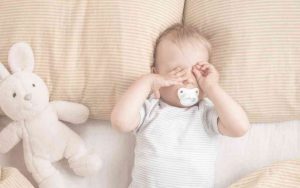 תינוק משפשף עיינים מעייפות