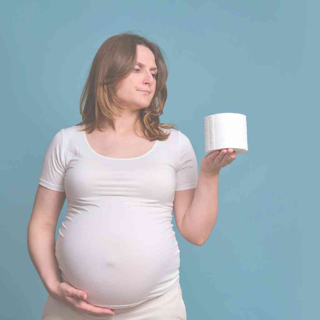 בחורה בהריון בדרכה לשרותים בגלל חוקן