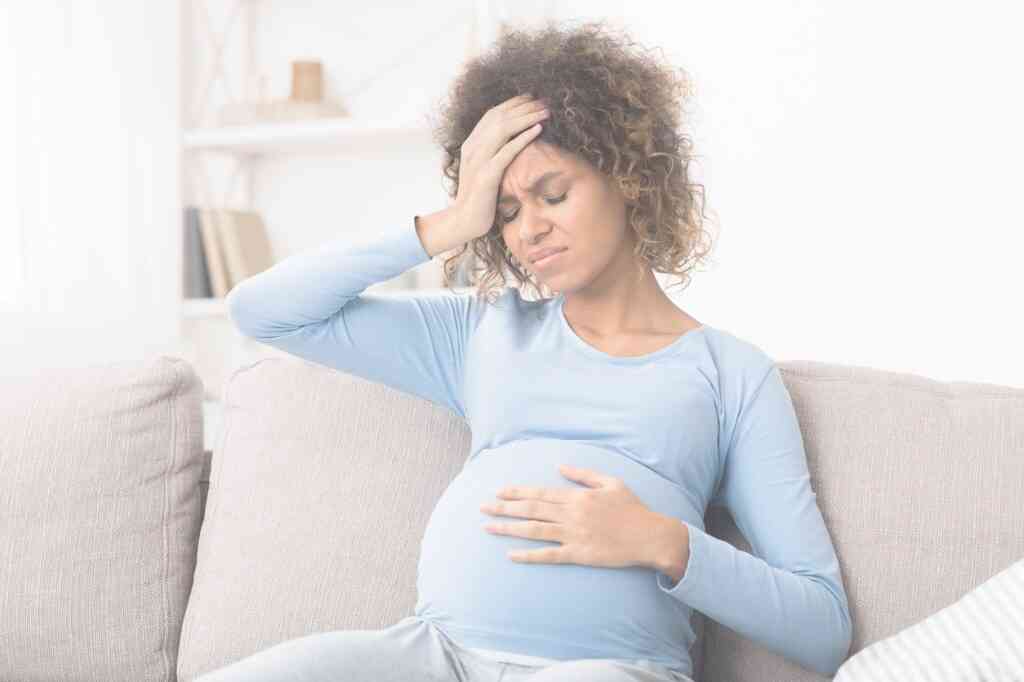 בחורה בהריון סובלת מטחורים