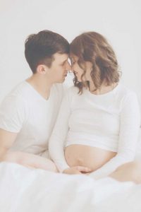 זוג מאוהב בהריון