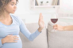 בחורה בהריון מסרבת לשתות יין