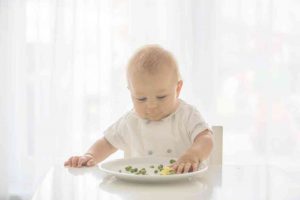 תינוק אוכל מגוון ירקות