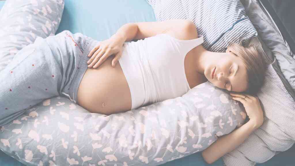 שינה בהריון עם כרית