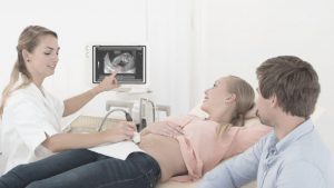 זוג בהריון בבדיקת אולטראסאונד