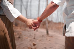 טיפול זוגי - זוג מחזיקים ידיים