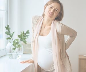 בחורה בהריון סובלת מצירים לקראת לידה