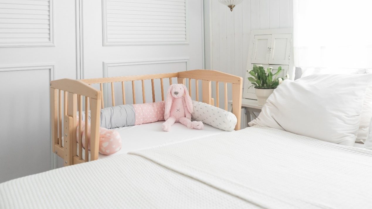 מיטת תינוק שמחוברת למיטת הורים