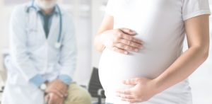 בחורה בהריון בהתייעצות אצל הרופא