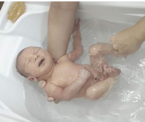 מקלחת ראשונה לתינוק